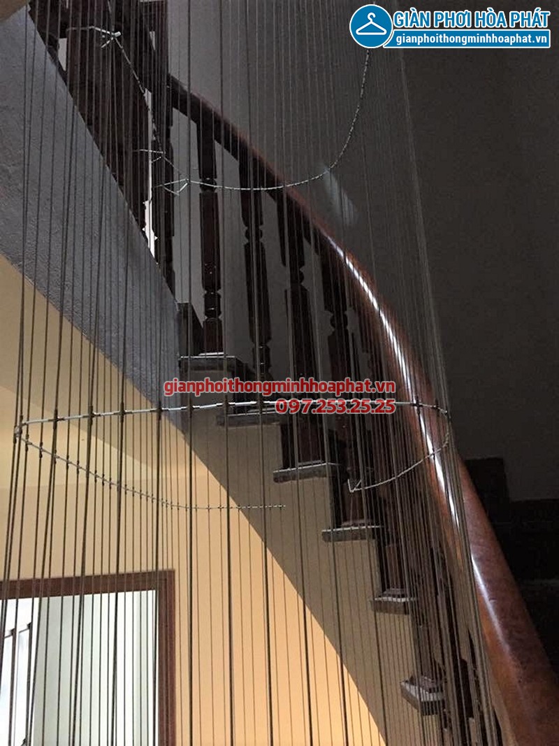 Lưới bảo vệ cầu thang giúp che chắn khoảng trống nguy hiểm tại khu vực cầu thang cao tầng